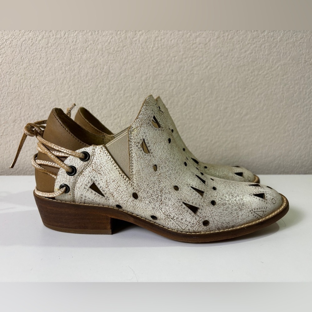Musse & Cloud White Cutout Leather Ankle Booties with Brown Heel - Picture 2 of 11
